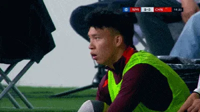 半场狂攻未果，王钰栋场下不可置信