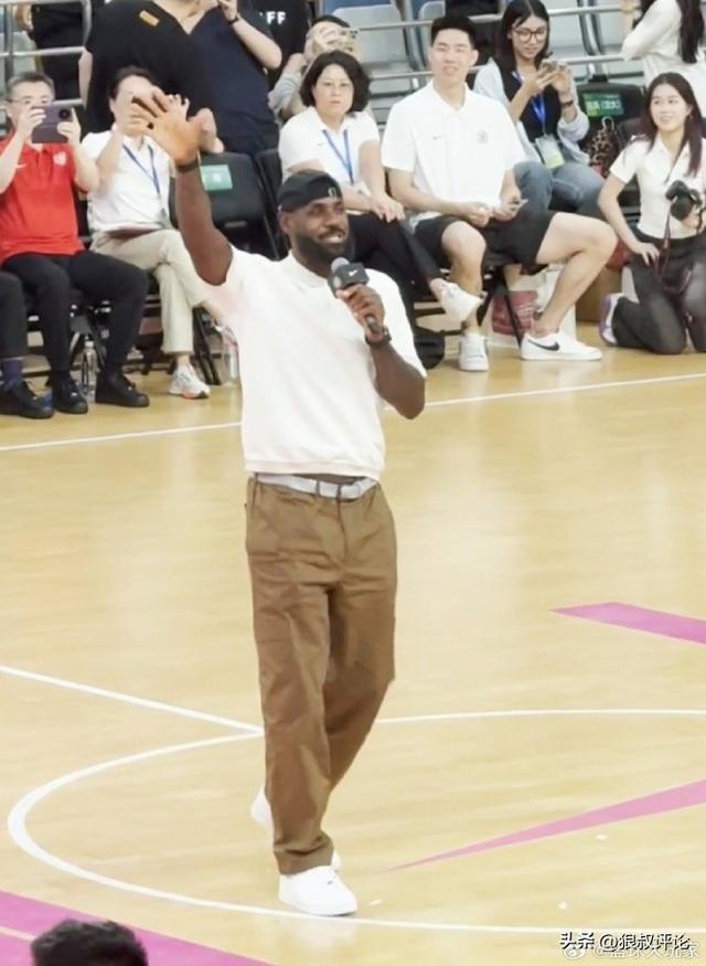 开云体育官网-人气之王！詹姆斯交大球馆中文“你好”开场 现场爆发巨大的欢呼声