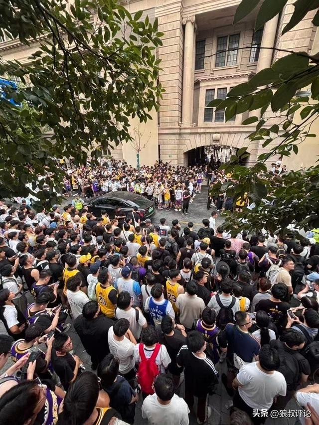 开云体育官网-人气之王！詹姆斯交大球馆中文“你好”开场 现场爆发巨大的欢呼声