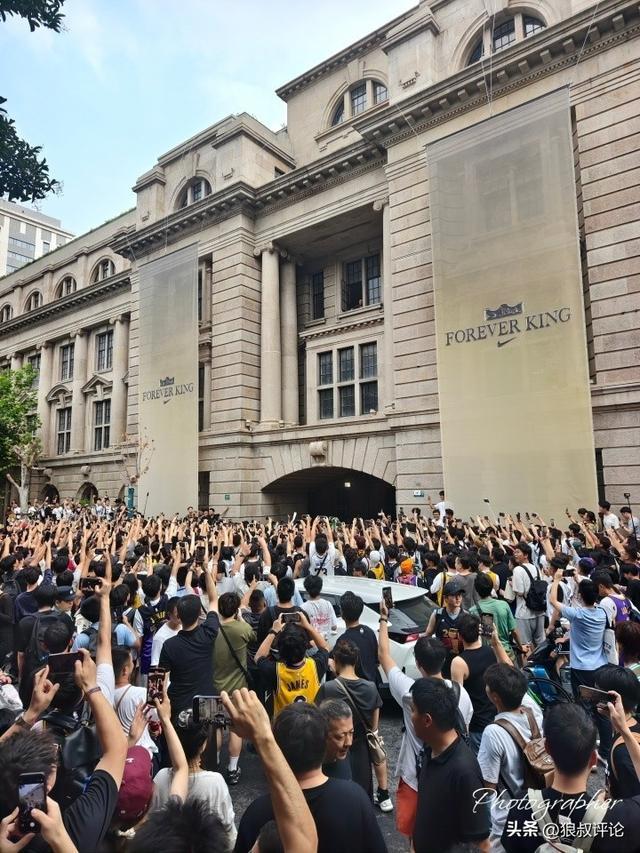 开云体育官网-人气之王！詹姆斯交大球馆中文“你好”开场 现场爆发巨大的欢呼声